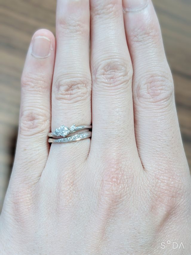 エンゲージリング(別ブランドの物)と重ね付けしたところです。