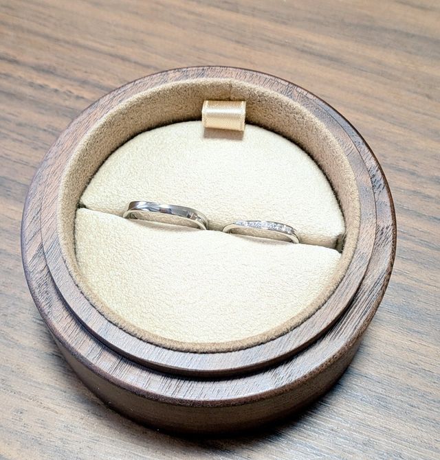 胡桃で造られたリングケース。リビングに置いて使っています。