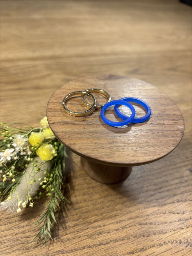 青のワックスをお互いの指のサイズに削りました。
