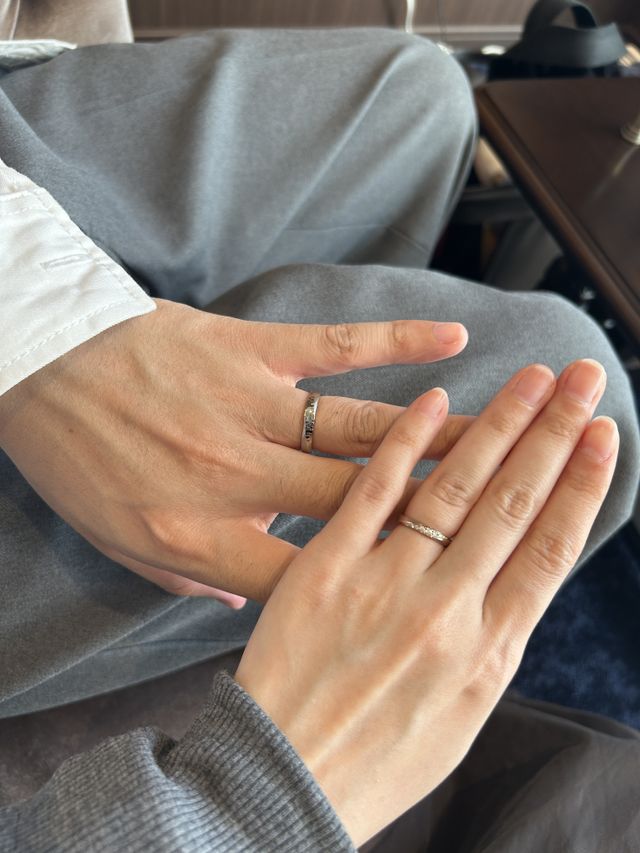 2人が着用している写真