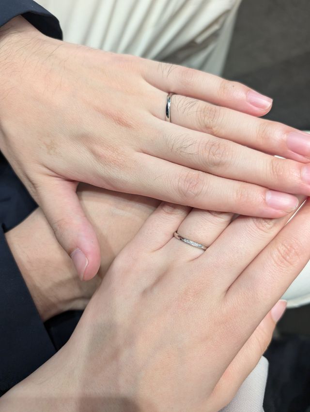 届いた指輪を実際にはめたところです。