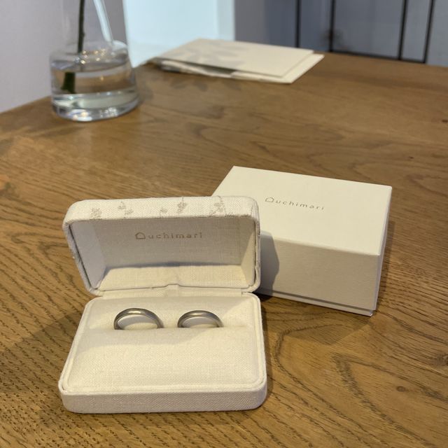 素材プラチナ900、甲丸、
表面はヘアライン加工です。
