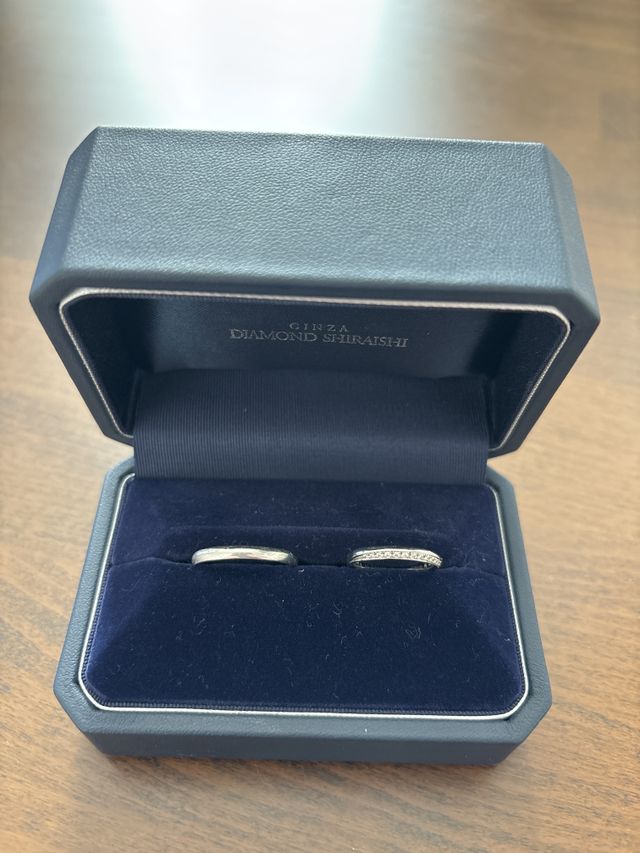 ダイヤが輝く繊細なデザイン（右）