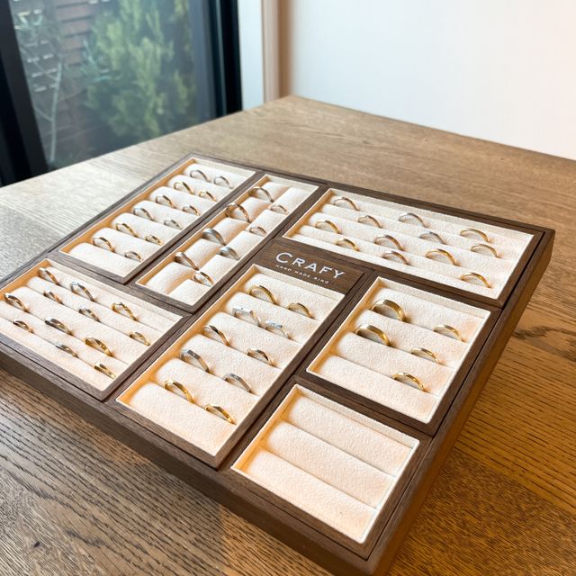 様々なタイプの指輪が用意されていて、試着できます。