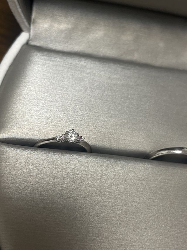 ピンクダイヤのファンシーピンクを左右につけました