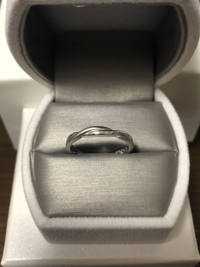 グレープラチナのマット加工が施されておりシャープな印象