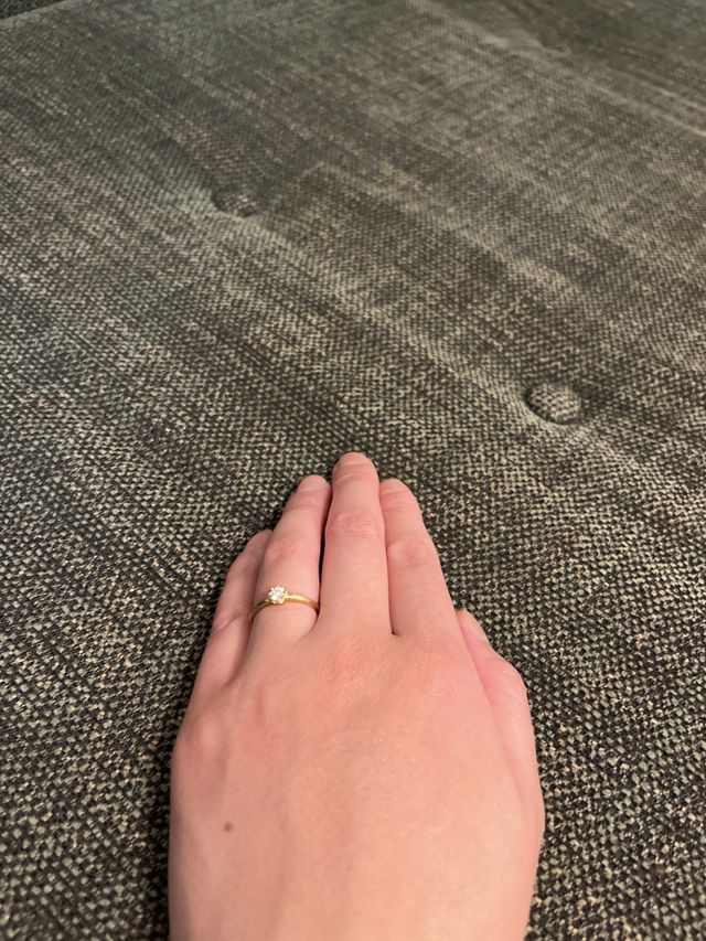 薬指に着用した写真