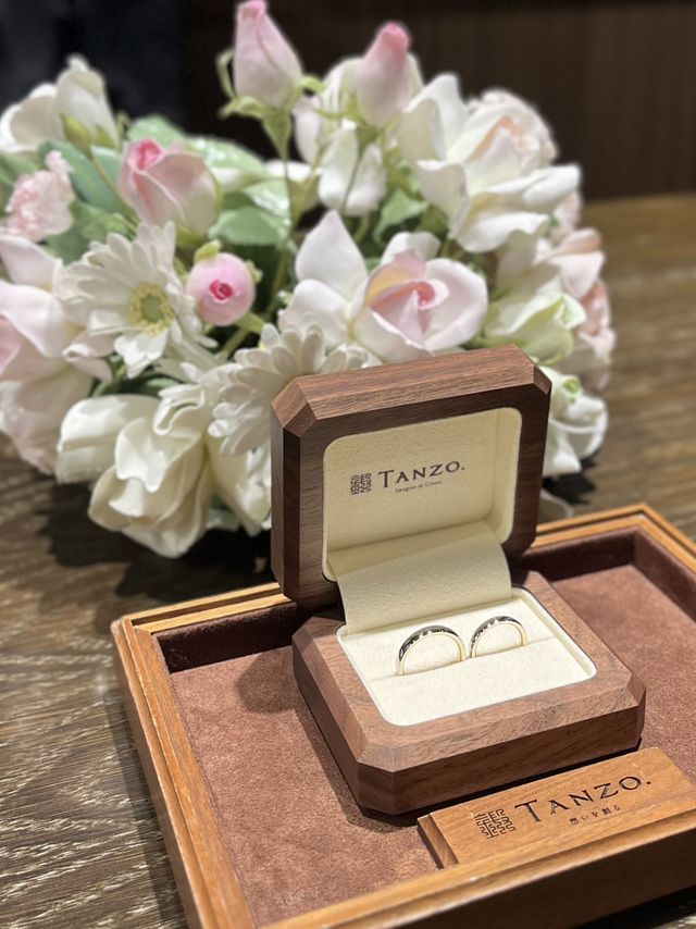 お互いの直筆の名前を刻印していただきました。