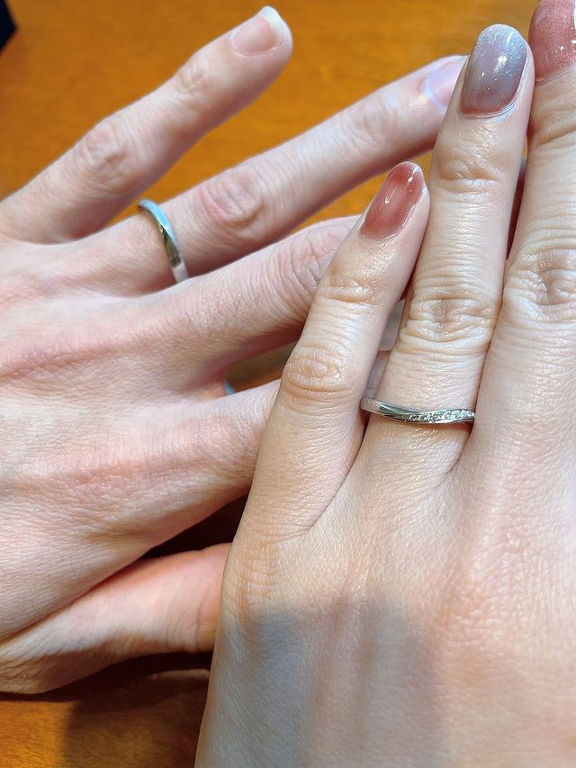 ウェーブと艶消しデザインの指輪