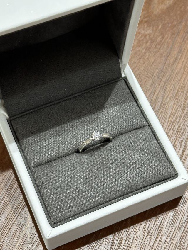 センターダイヤの周りミル打ちで、鏡面加工がされている指輪です