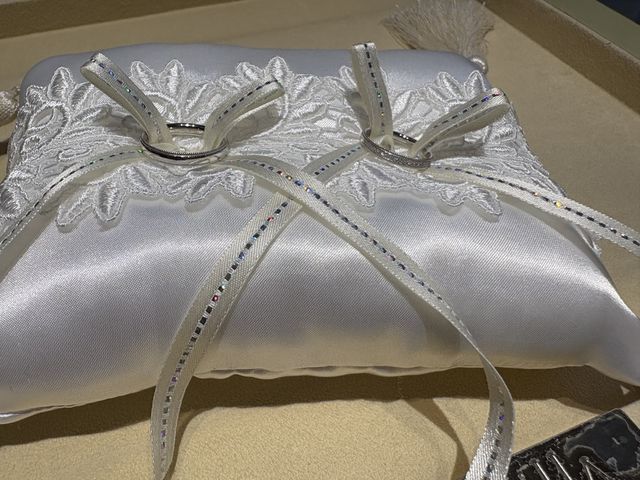 男性側はシンプルで女性側は同じ種類のダイヤが入ったリングです