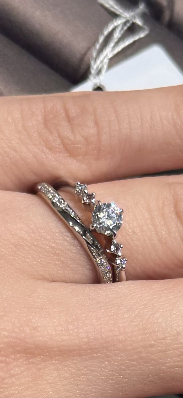 結婚指輪と重ね付けで試着している写真
