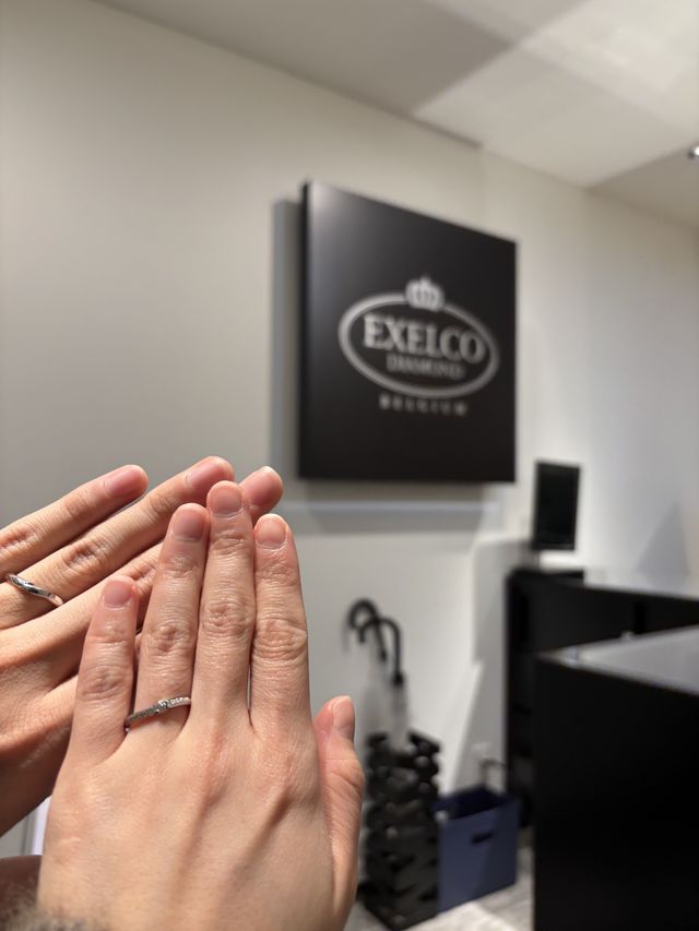 シンプルな指輪をそれぞれ試着しました。