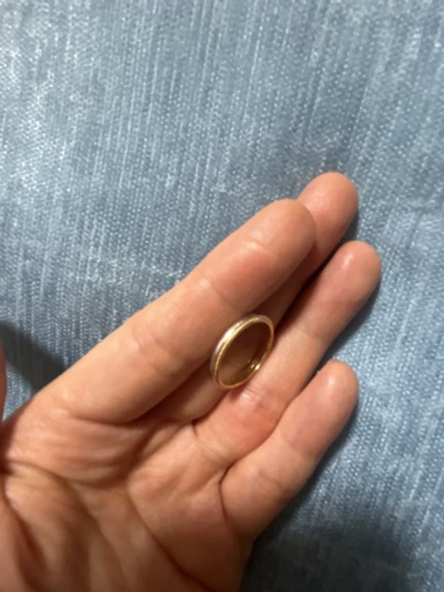 シンプルで良き。鋲の部分も丸いのでグローブが破けにくい。