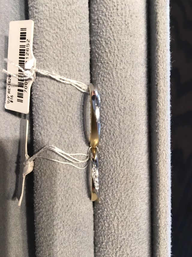 アシンメトリーのデザインを探していました。