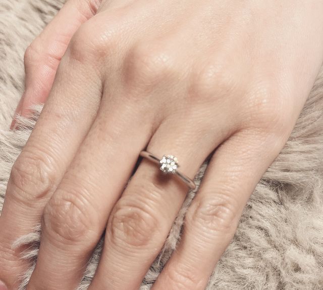 彼女に指輪を着用してもらいました。