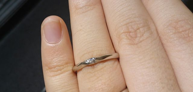 新婦結婚指輪の店頭試着時の写真です。