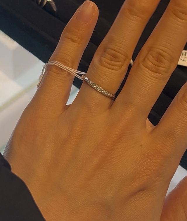 試着した時の写真です
ペアは、同じ形のマット素材でした。