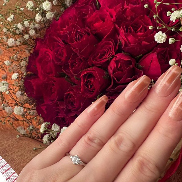 プロポーズ当日、婚約者の指にはめた婚約指輪