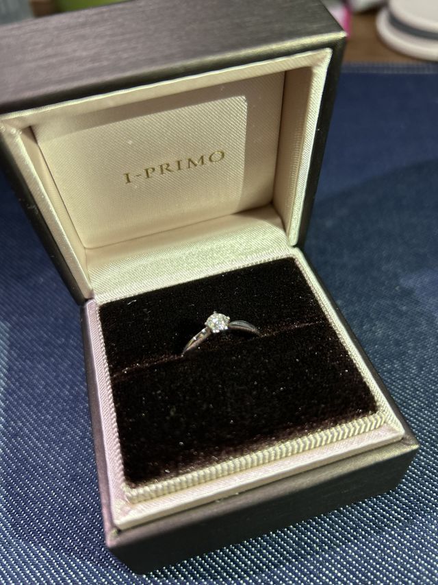 シンプルだがややウェーブ気味でもあります。