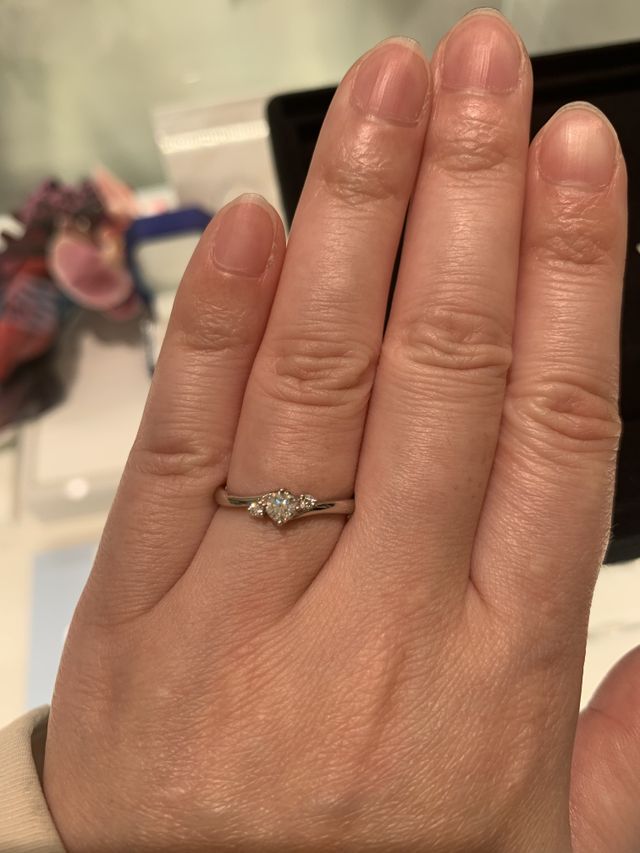 ウェーブがありダイヤモンドがどの角度からも輝きを見せるリング