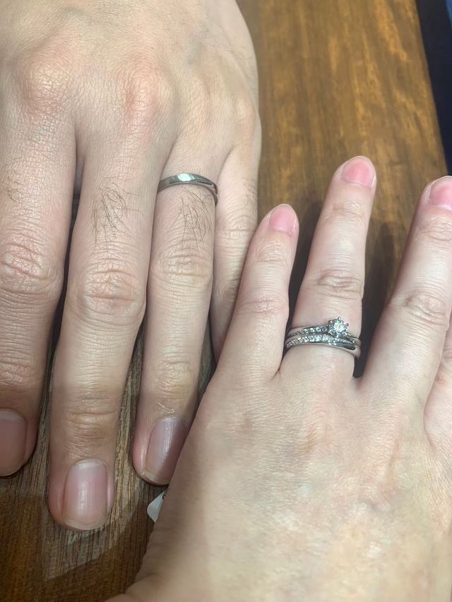 真ん中のダイヤモンドが輝くデザイン。セットリングでお洒落に