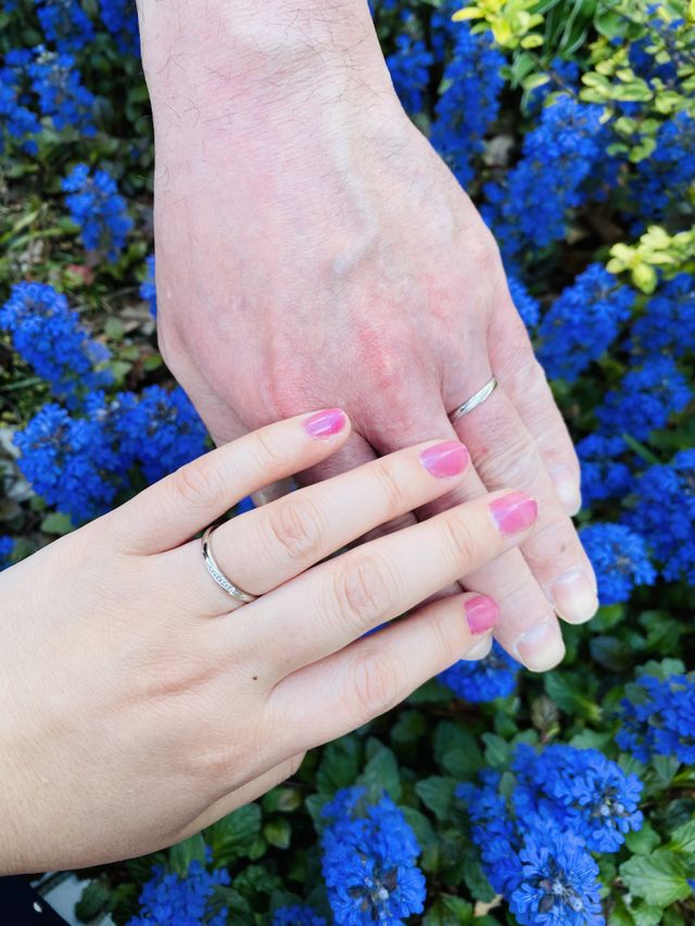 待ちに待った結婚指輪を受け取りに行き公園のベンチで撮りました