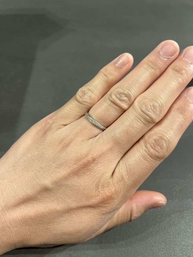 シンプルすぎず、派手すぎず、ずっと着用できます。