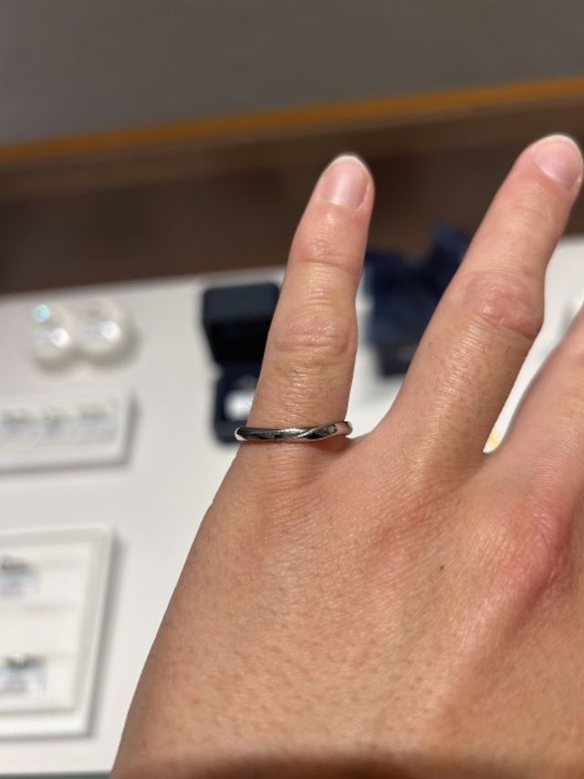 シンプルなデザインですが斜めに線が入っておりかっこいいです