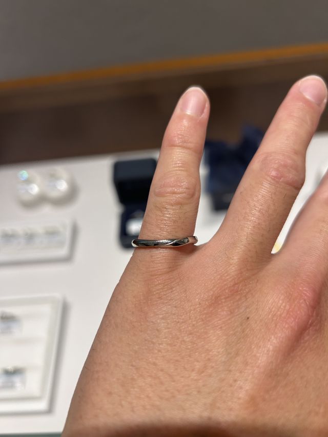 シンプルなデザインですが斜めに線が入っておりかっこいいです