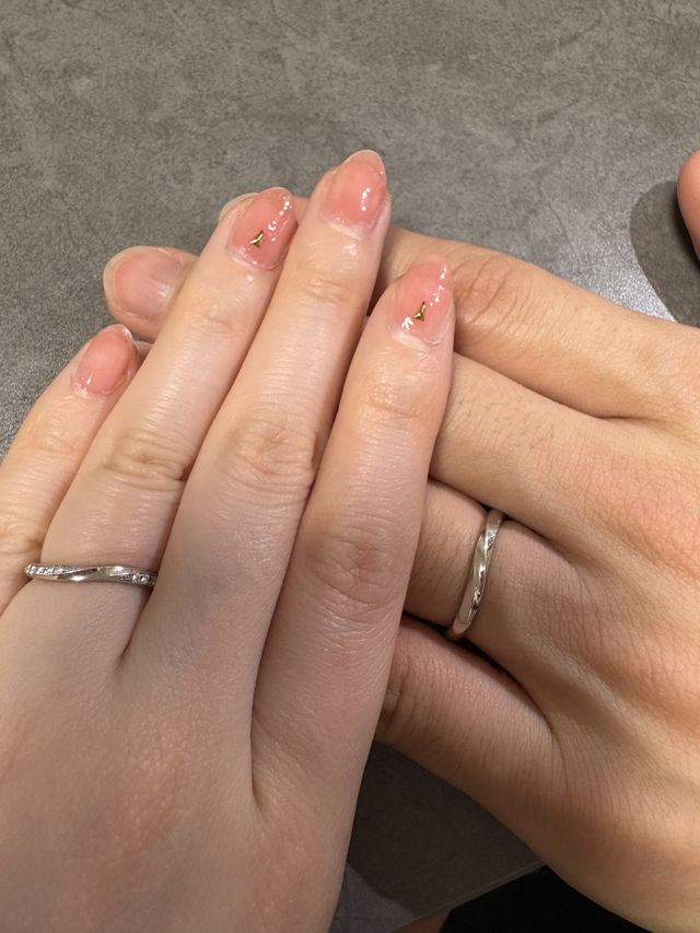 細いリングにウェーブがかかっていてダイヤが左右に付いている