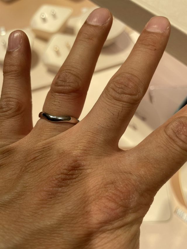 男性用はダイヤのないシンプルなタイプ