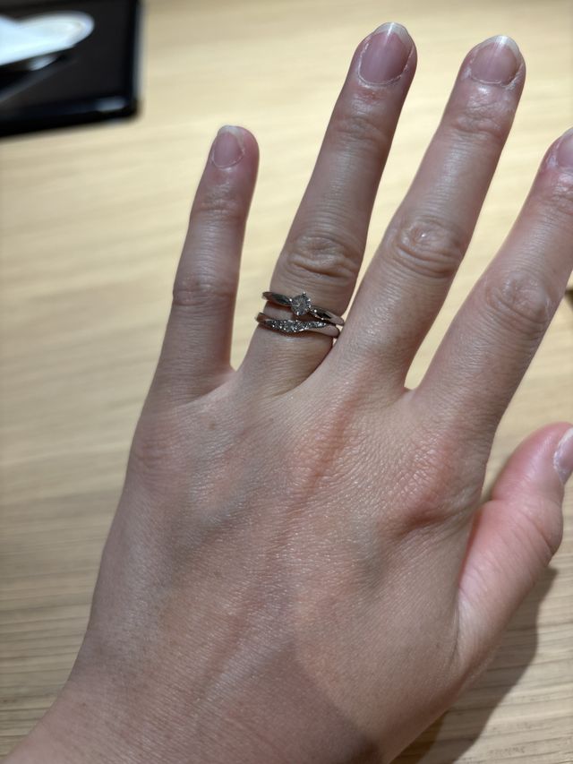 結婚指輪と婚約指輪を付けています。