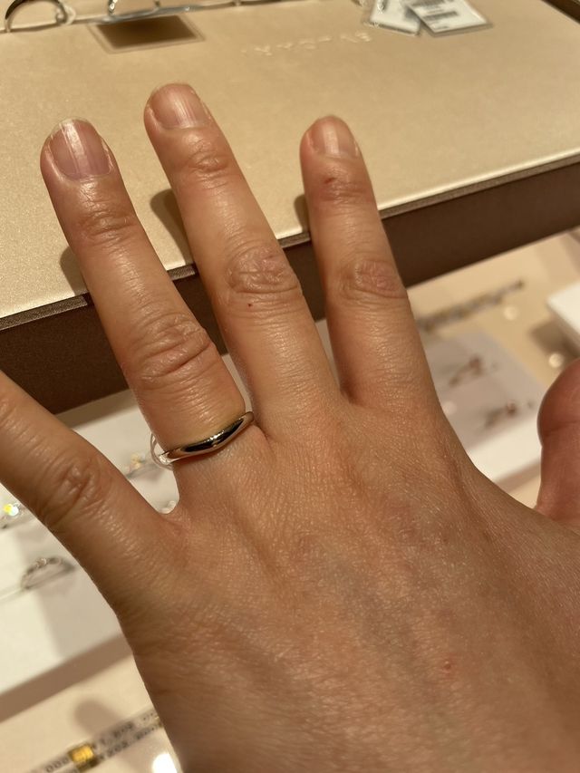 V字がアクセントのデザイン