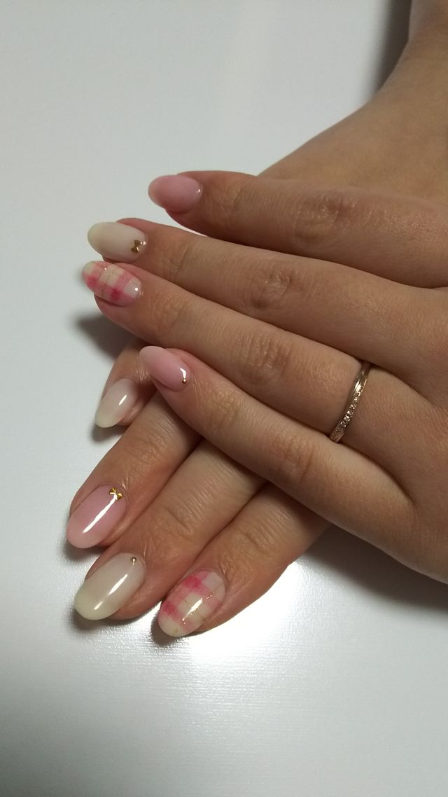 ゴールドとシルバーが交差したリングデザインです。