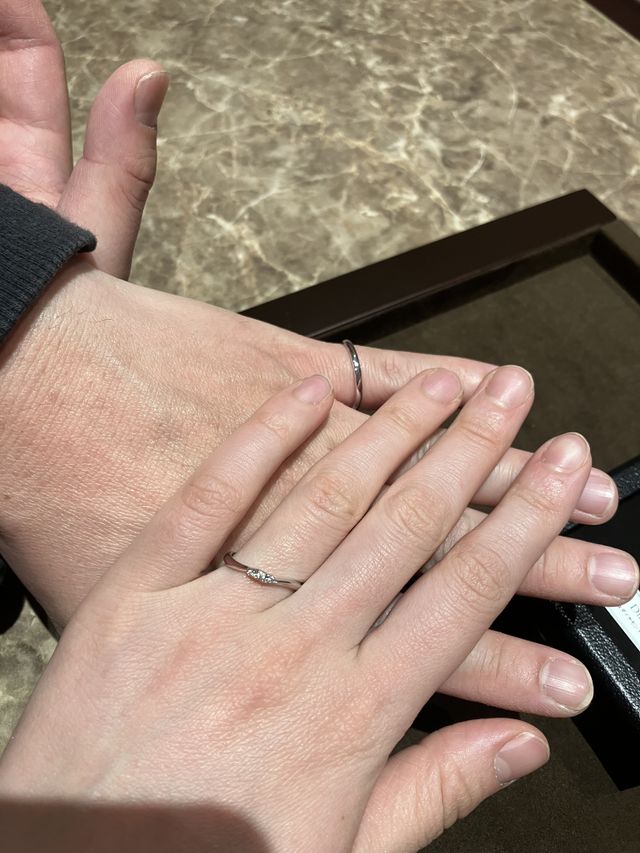 2人で仲良く指輪を選んでいます。