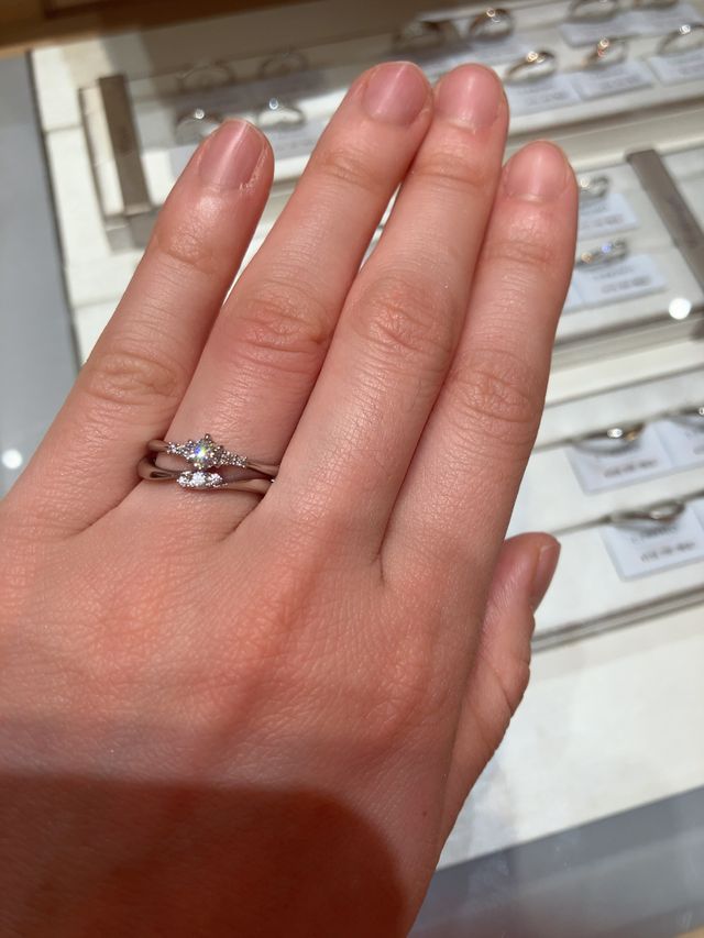 婚約指輪と重ねました！