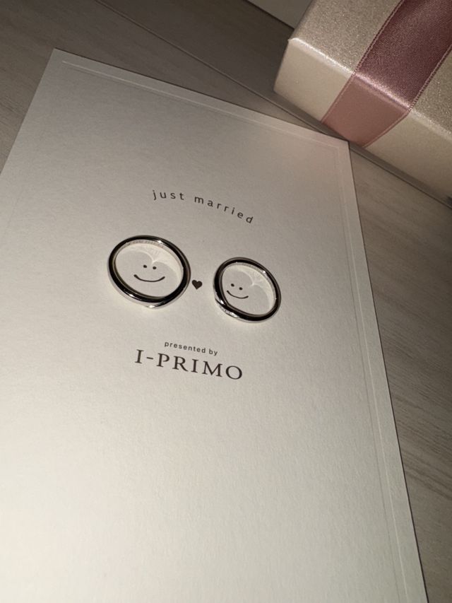 ニコちゃんと一緒に撮影。
ゆるっとしたvの形が可愛いです！