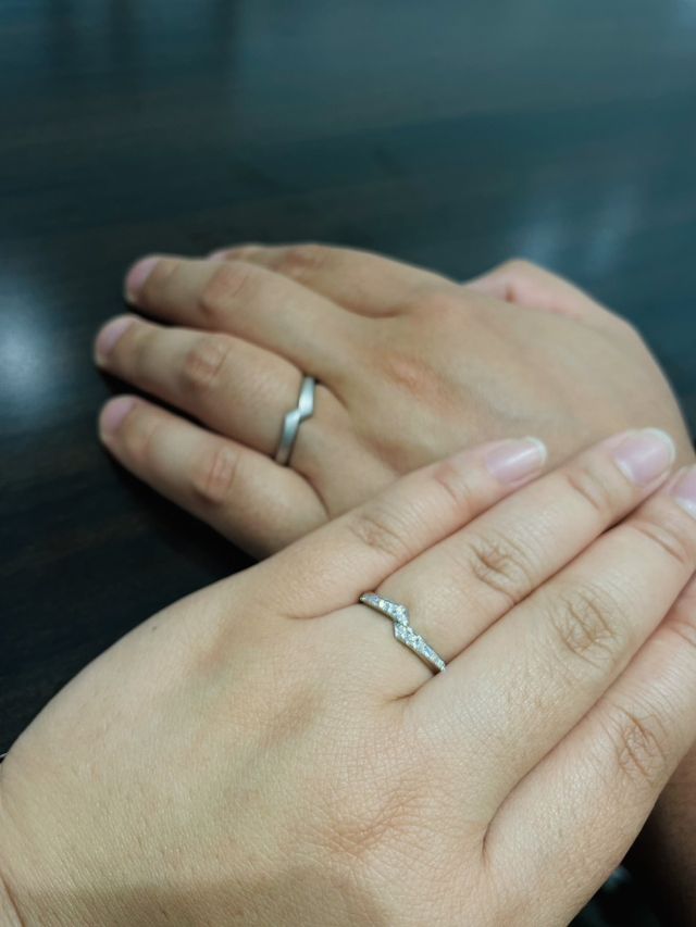 手前女性奥男性