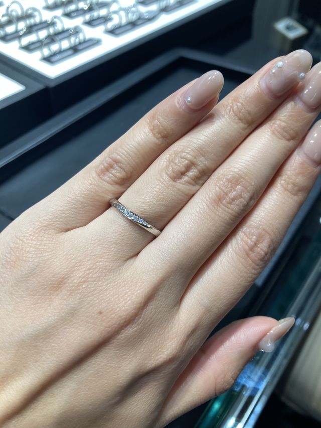 少し違うデザインの指輪を着用した時の写真です。