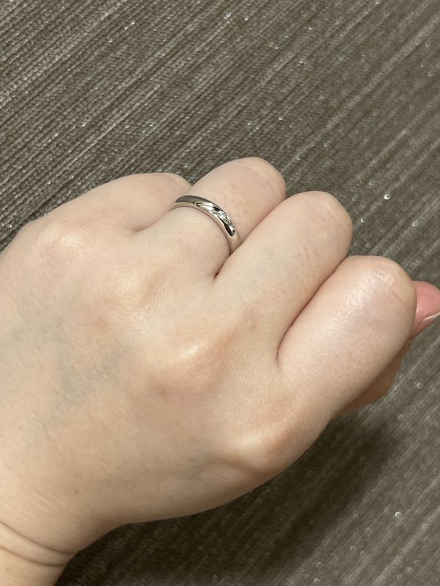 ダイヤの入れ方は、切り込みの中にダイヤをはめた感じの仕上がり