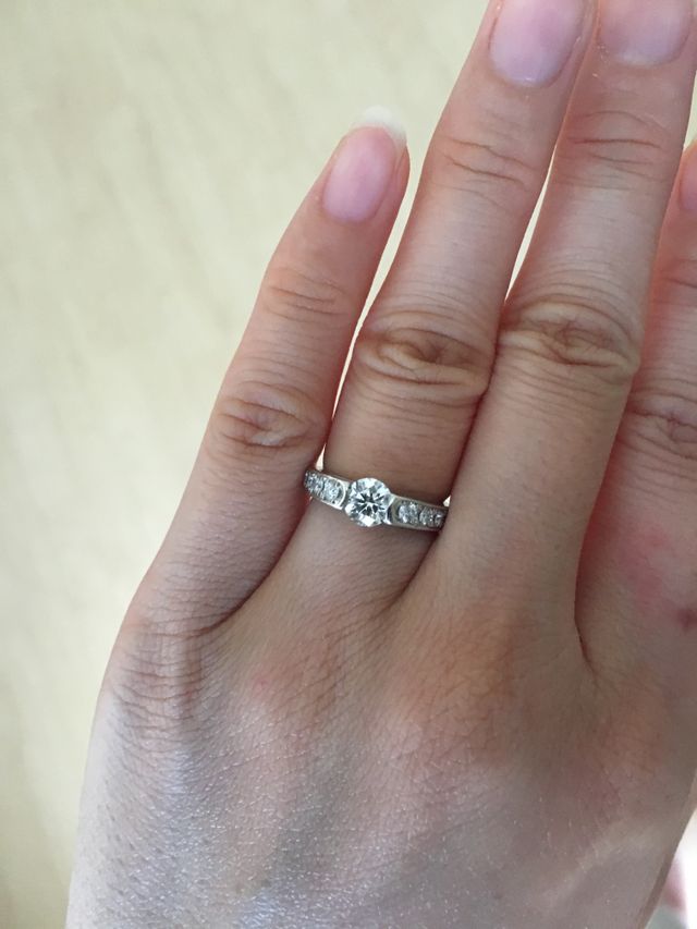 立て爪じゃ無いので普段使いしやすくつけ心地が良いです。