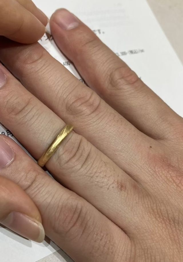 気になるデザインの指輪試着。