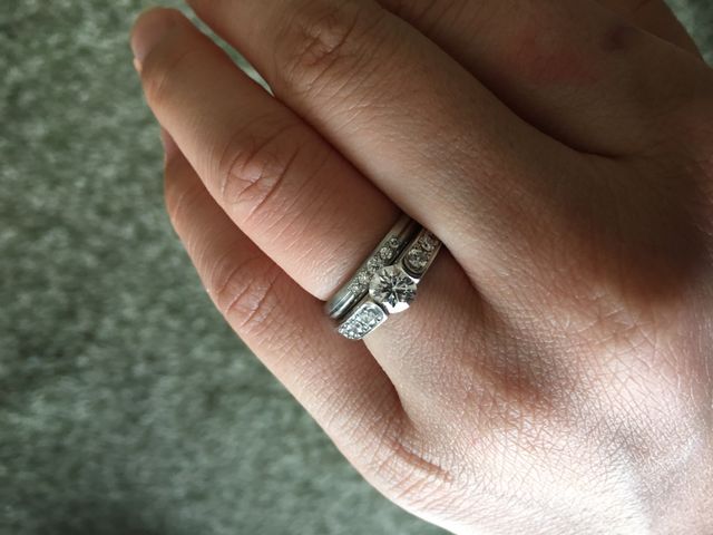 婚約指輪との重ね着けです。