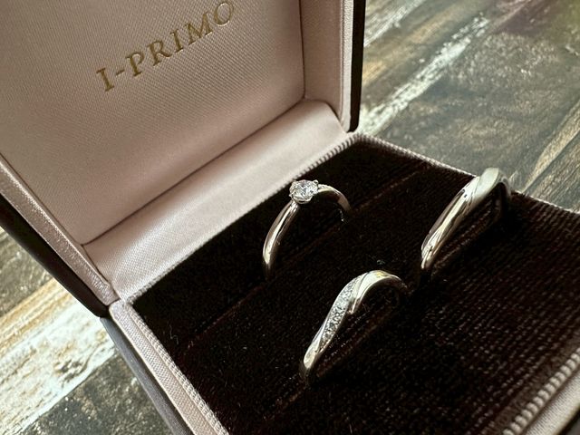 こちらは婚約指輪とのコンビネーション、新郎の指輪です