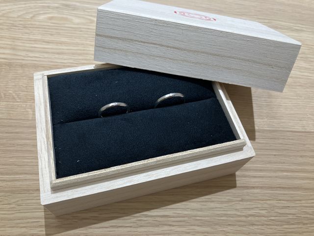 頂いた木箱と購入した結婚指輪です。