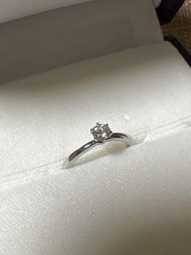 俄　花雪をリングケースに入れて撮っています。