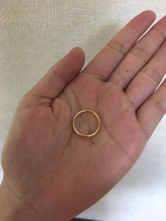 婚約指輪との重ね付けもおすすめです。