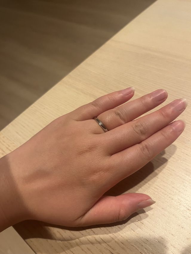 指輪をつけた写真です。