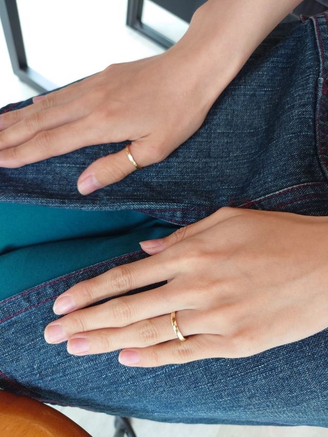 男性用の指輪試着を女性親指でしてます。